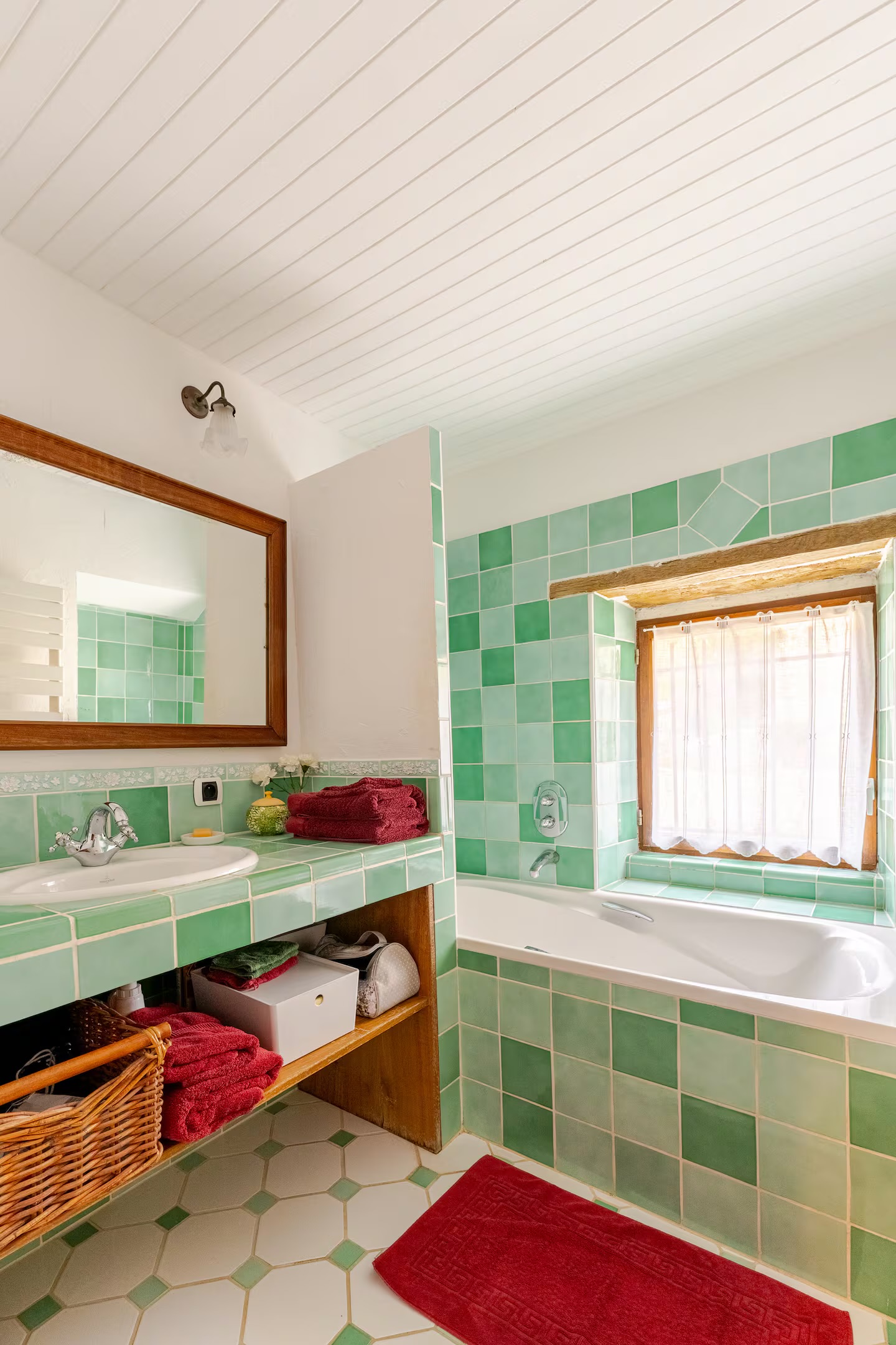 The shared green bathroom, left wing