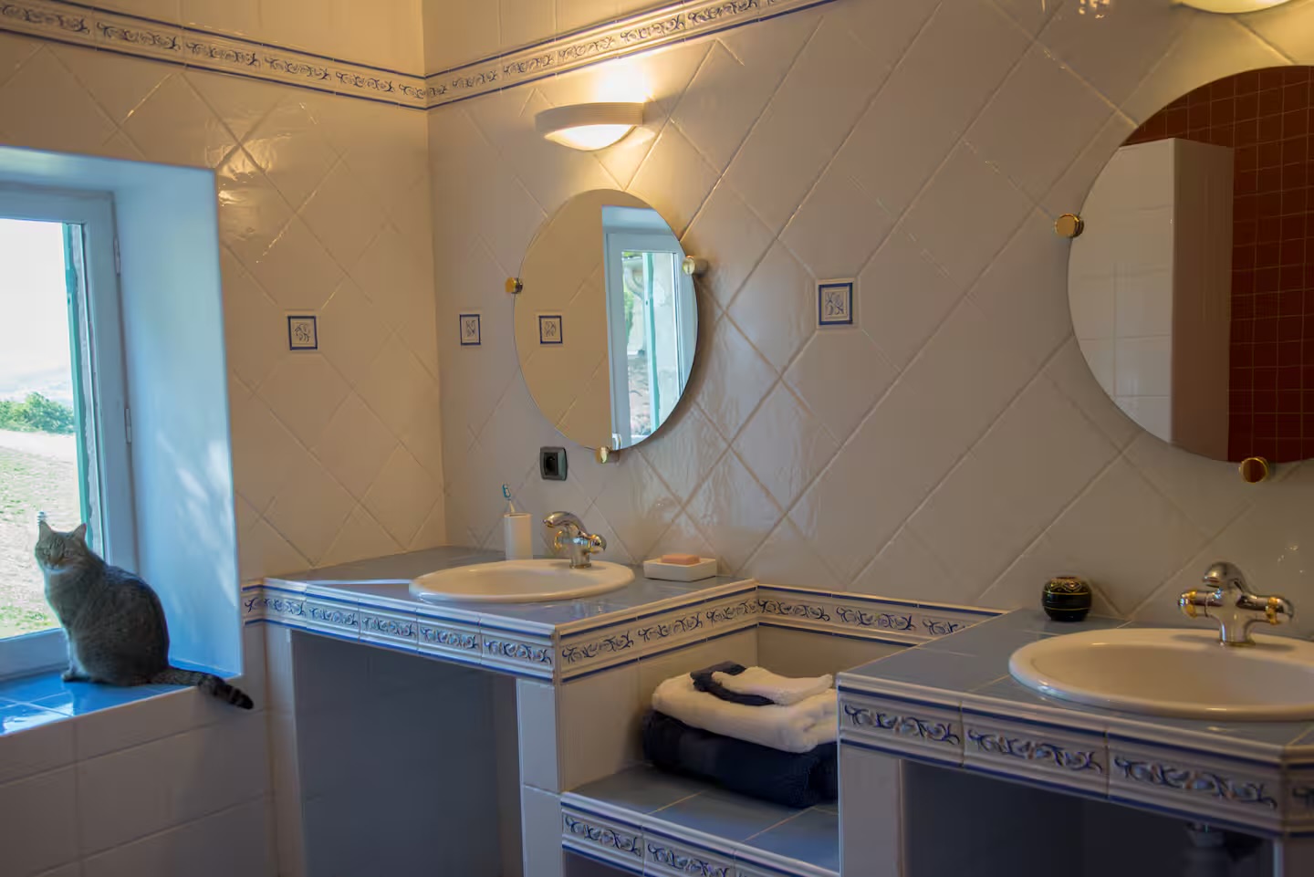 The right-wing bathroom, double basin