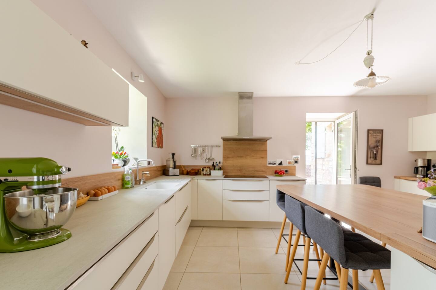 The kitchen, opening to the outside