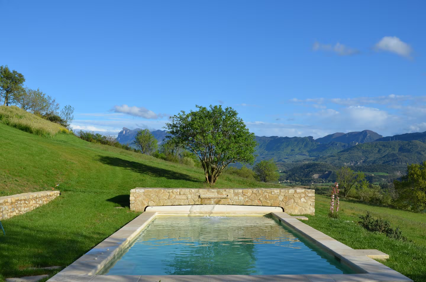 The pool facing the Drôme mountains