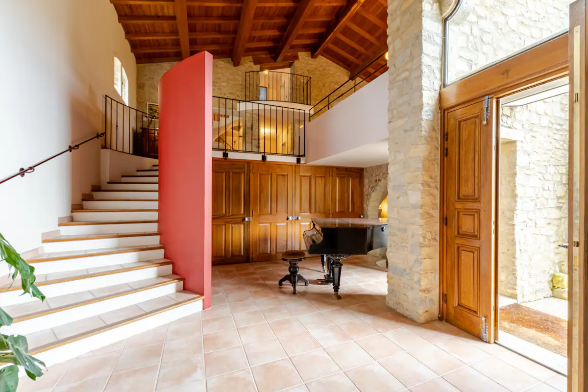 The entrance hall and its grand piano